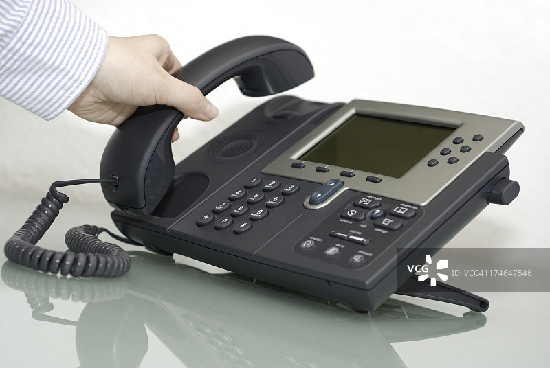 拨打电话，女人拿起电话听筒，库存照片图片素材