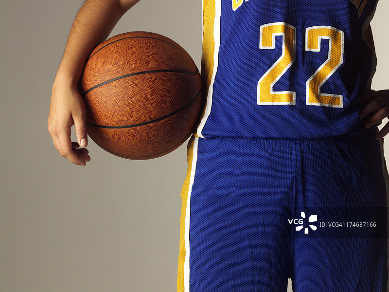 女高中生或大学生手持篮球图片素材