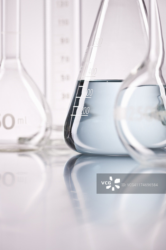 科研实验室玻璃器皿与容量瓶图片素材