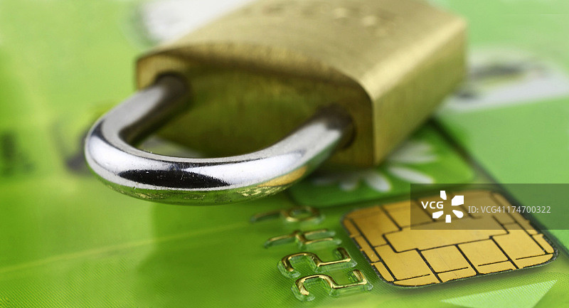 带锁的银行芯片卡特写图片素材