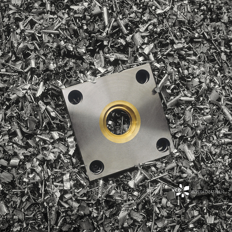 钢屑上的成品钢制机器零件图片素材