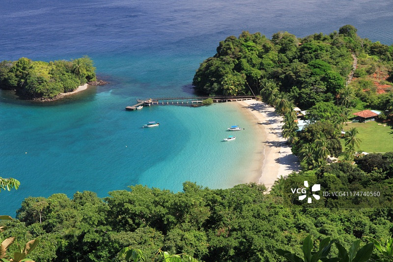 停靠在科伊巴附近的船只图片素材