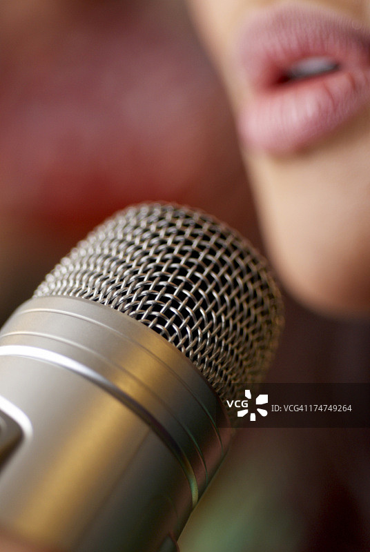 女子唱歌图片素材