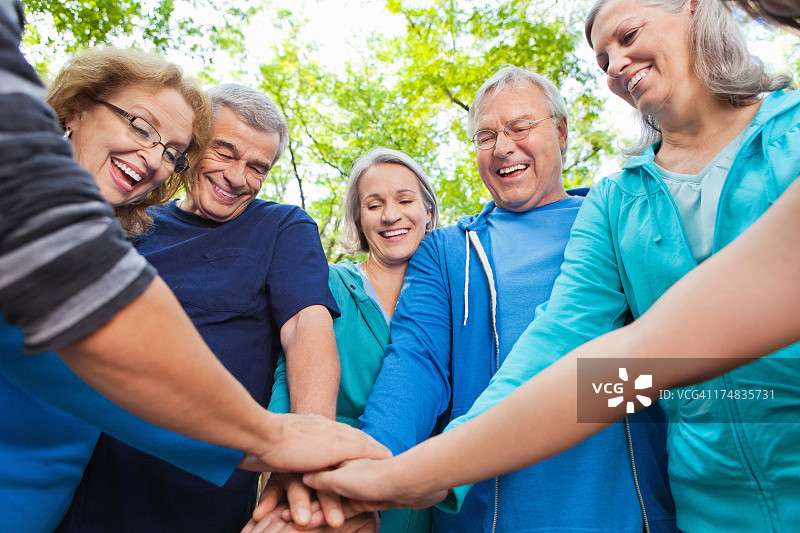老年团队手拉手围成一圈图片素材
