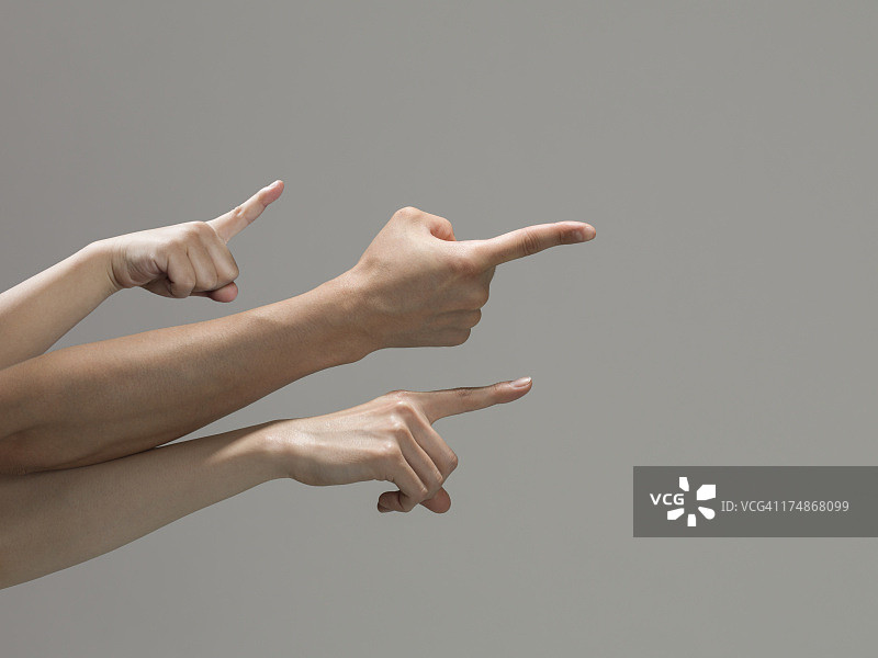 三只手臂指向同一方向图片素材