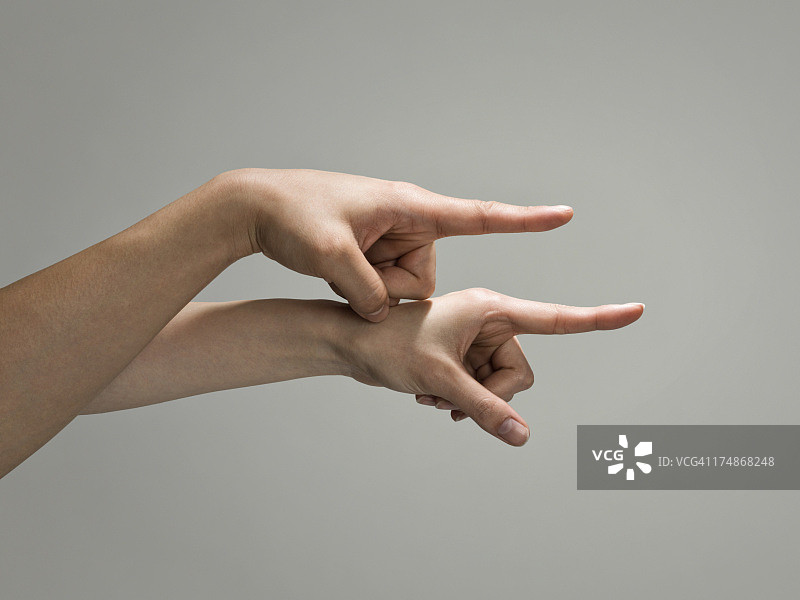 两只手指向同一方向图片素材