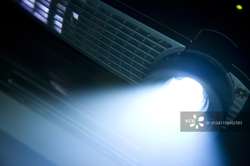 带明亮光束的数码投影仪图片素材