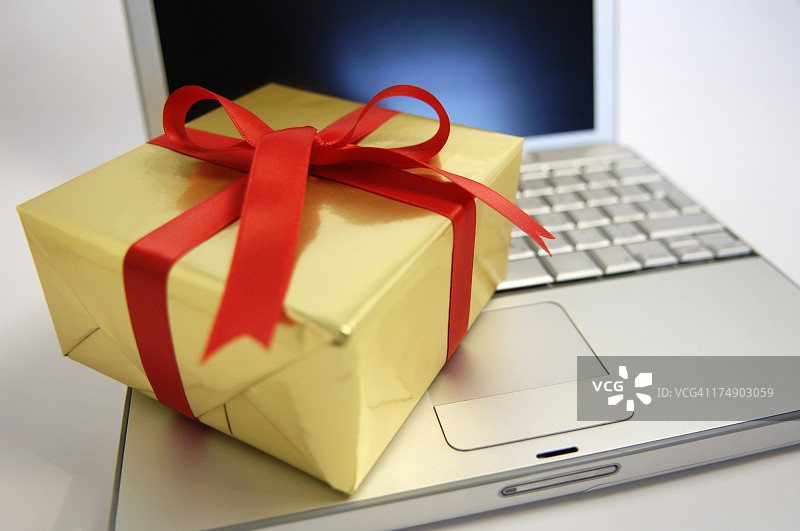 放在笔记本电脑上的礼物图片素材