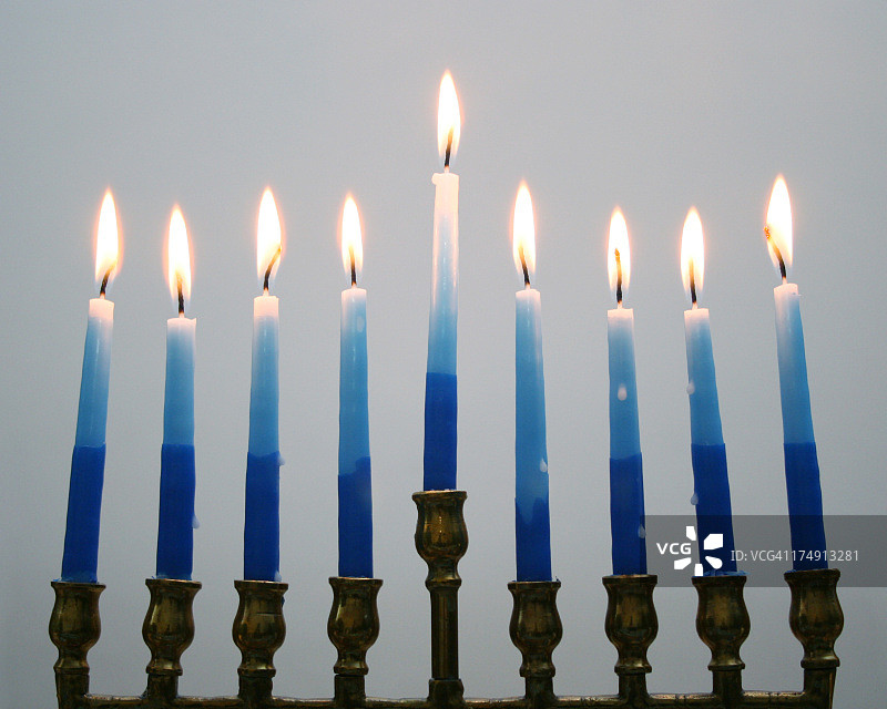 灰色背景上的烛台图片素材