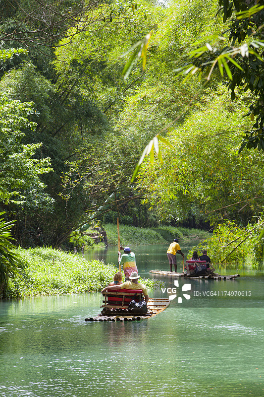 玛莎布雷河竹筏漂流图片素材