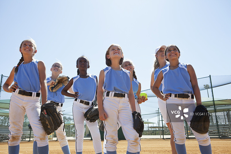 女子垒球队与教练图片素材