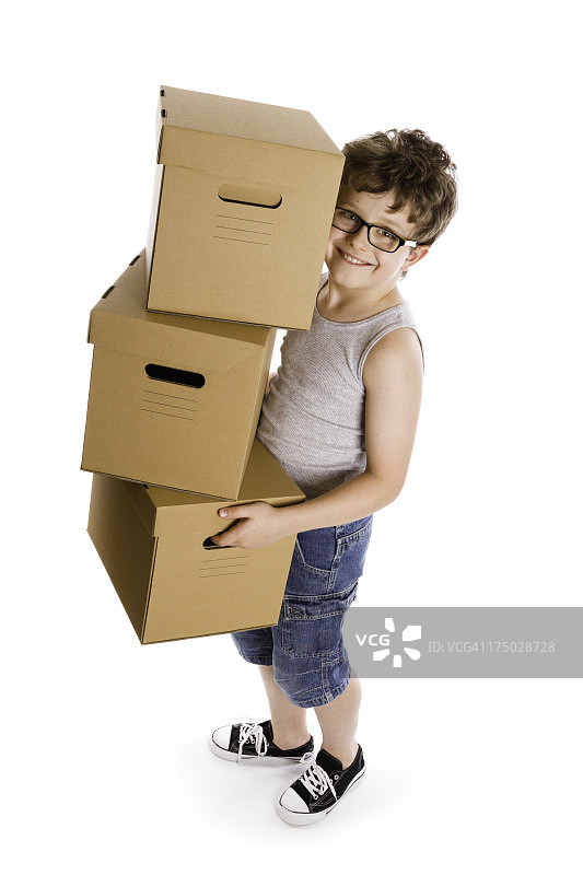 拿着箱子的小男孩图片素材