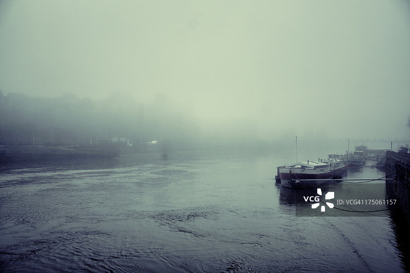 法国昂热市缅因河上的船屋图片素材