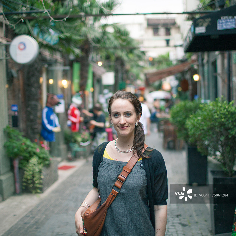 在镜头前微笑的女人，上海图片素材