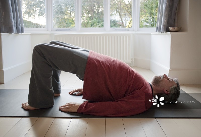做桥式运动的中年男人图片素材