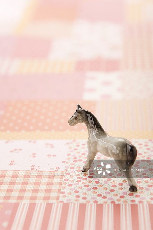 粉色纸上的玩具马图片素材