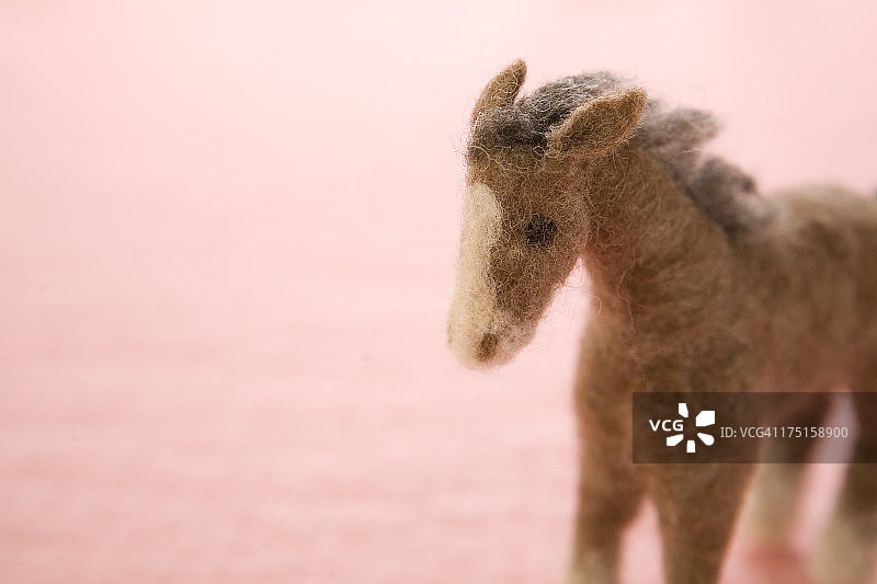 粉色纸上的毛毡玩具马图片素材