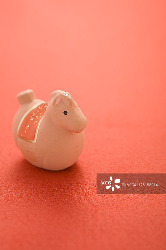 红纸上的玩具马图片素材