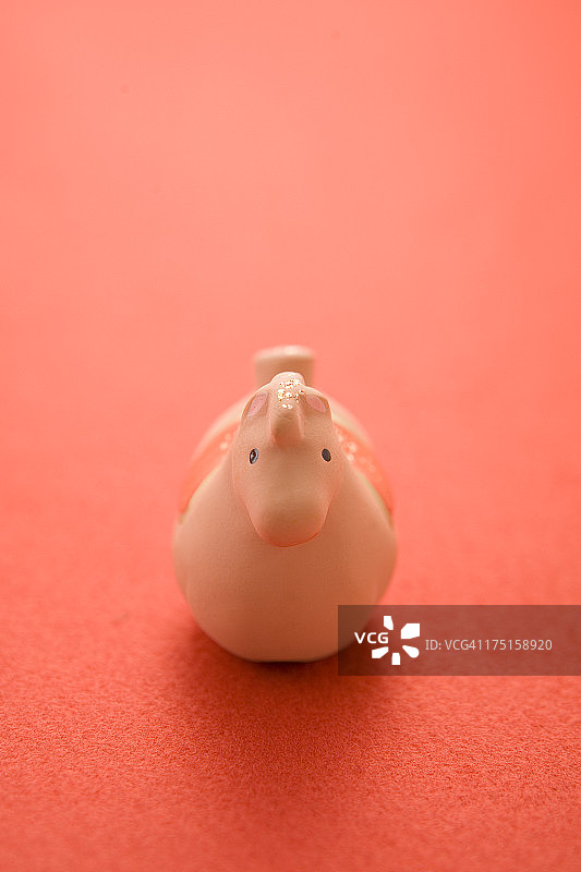 红纸上的玩具马图片素材