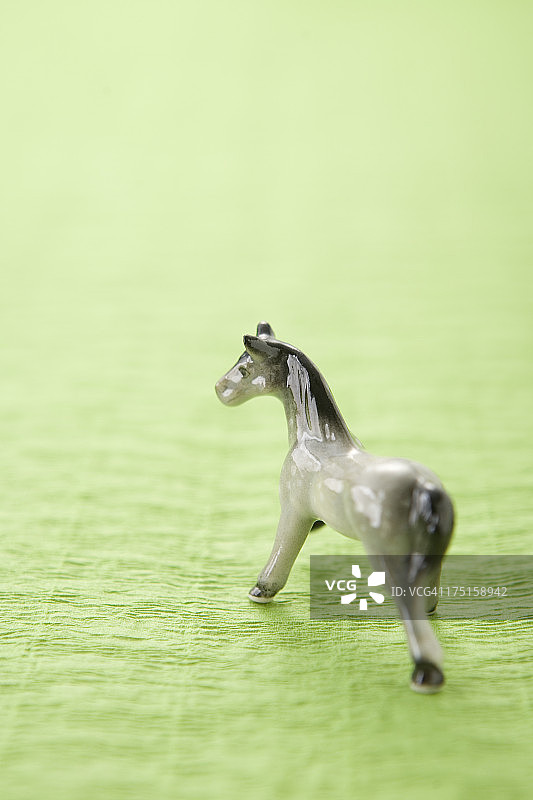 绿色纸上的玩具马图片素材