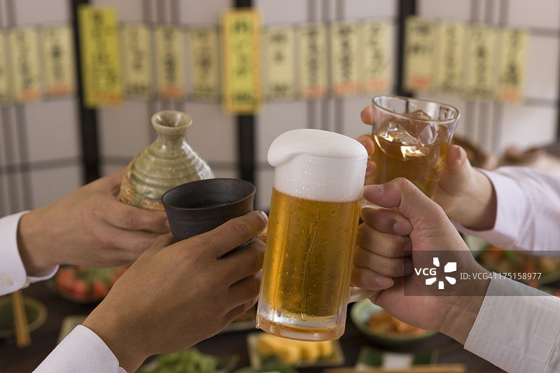 四人在日式居酒屋举杯畅饮图片素材