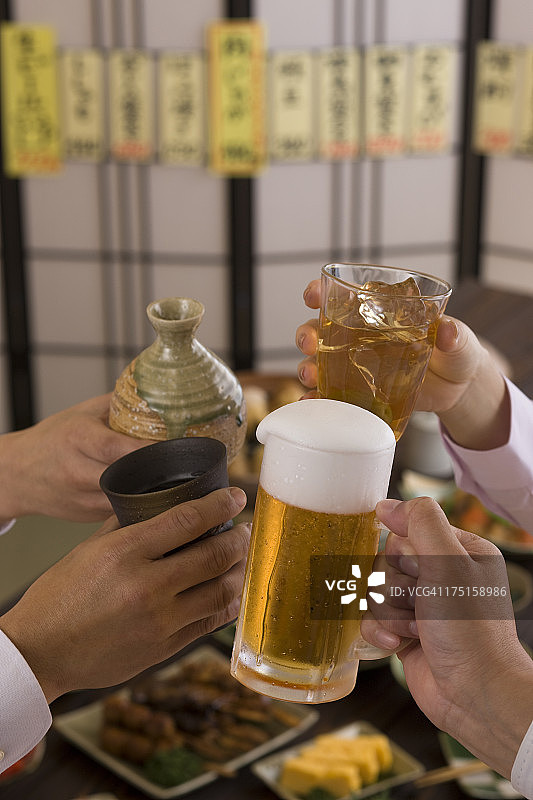 四人在日式居酒屋举杯畅饮图片素材