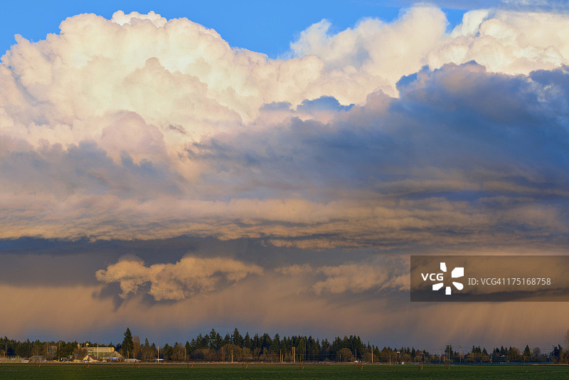 美国俄勒冈州威拉米特河谷的暴风云景观图片素材