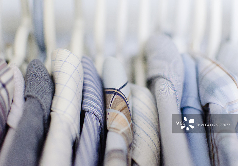 衣架上的衬衫特写图片素材