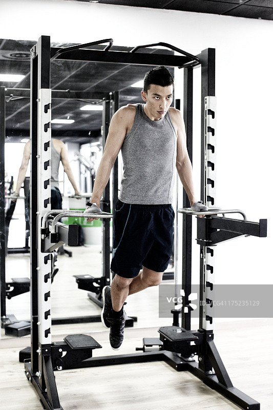 在健身俱乐部训练图片素材