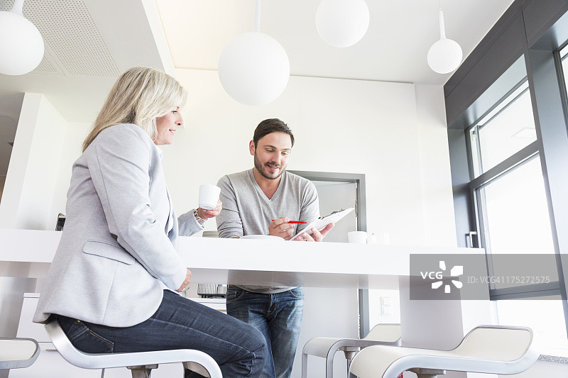 两位同事交流信息图片素材