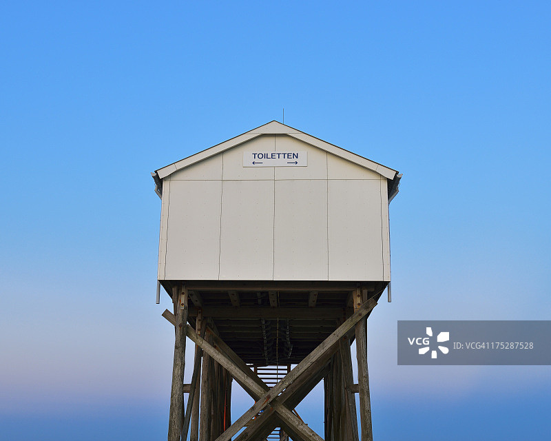 海滩上的公共厕所图片素材