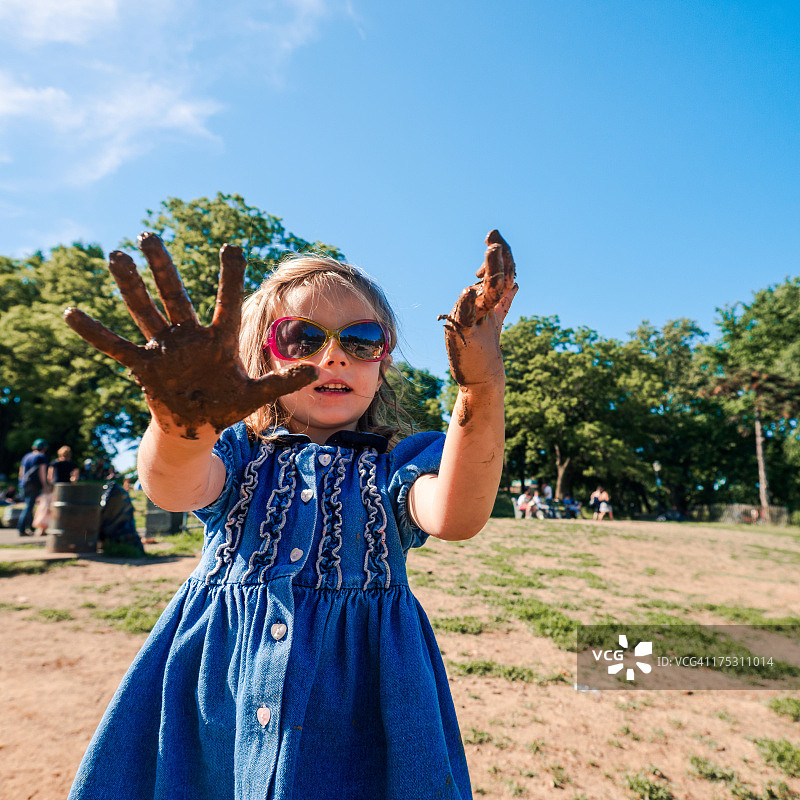 手和泥土图片素材