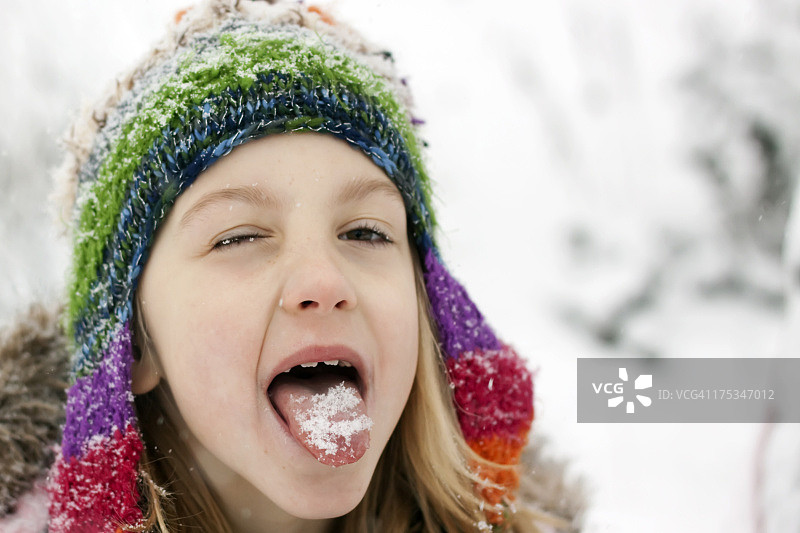 女孩用舌头接雪花图片素材