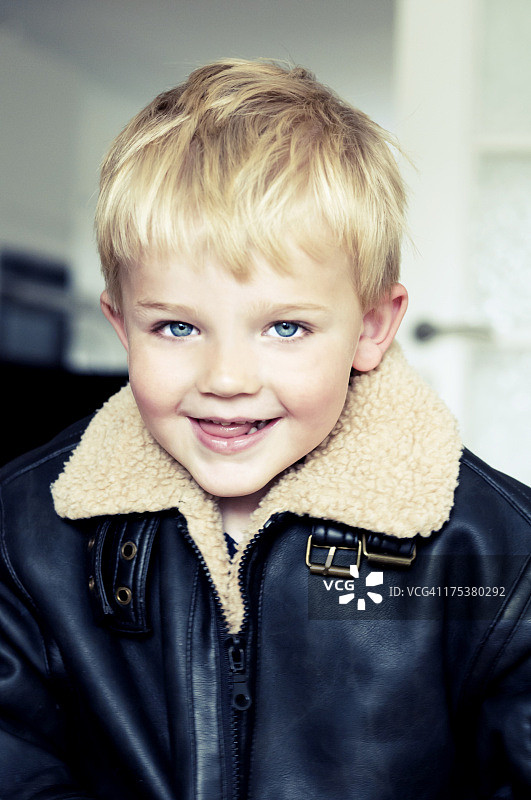穿着飞行员夹克的男孩肖像图片素材