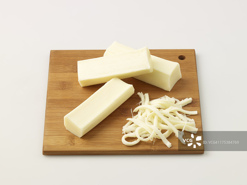 案板上的乳酪丝图片素材