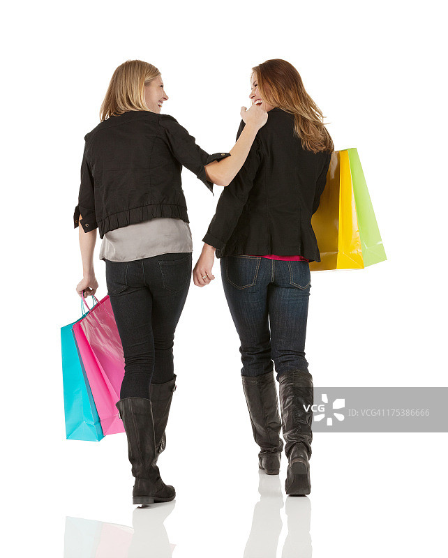 两个女人带着购物袋同行图片素材