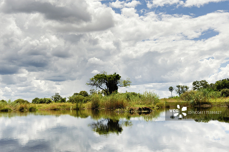 博茨瓦纳塞琳达溢洪道中的风景倒影图片素材