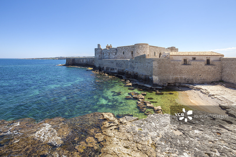 意大利西西里岛锡拉古萨奥尔蒂贾的马尼亚切城堡图片素材