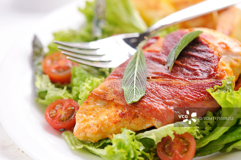 火腿鼠尾草烤鸡排图片素材