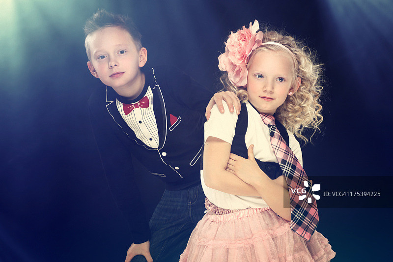 闪光灯下的男孩和女孩图片素材