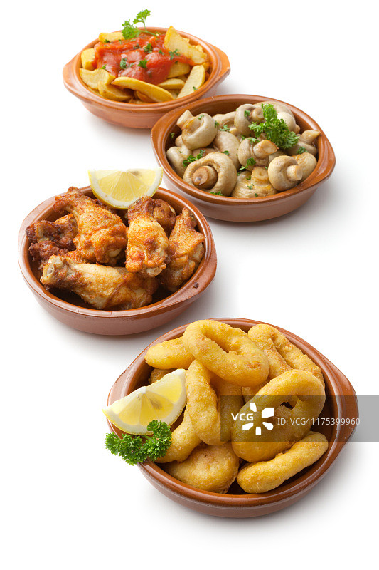 餐前小吃：炸鱿鱼、鸡肉、蘑菇和帕塔塔斯布拉瓦斯图片素材