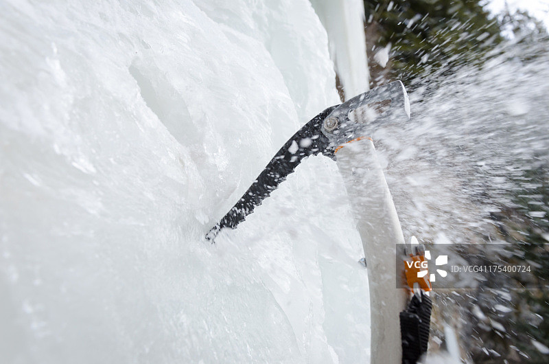 冰镐击碎冰冻瀑布图片素材