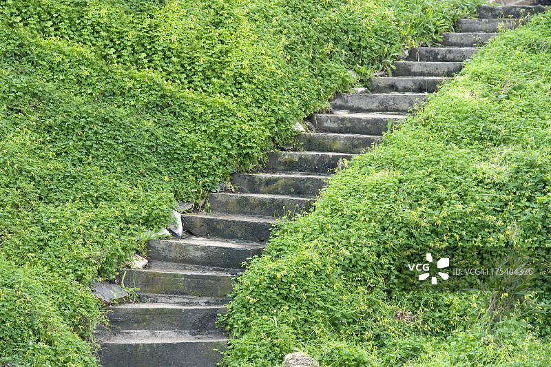 石墙上的混凝土台阶图片素材