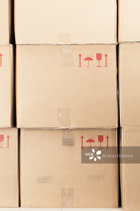 堆放在储藏室的纸板箱图片素材