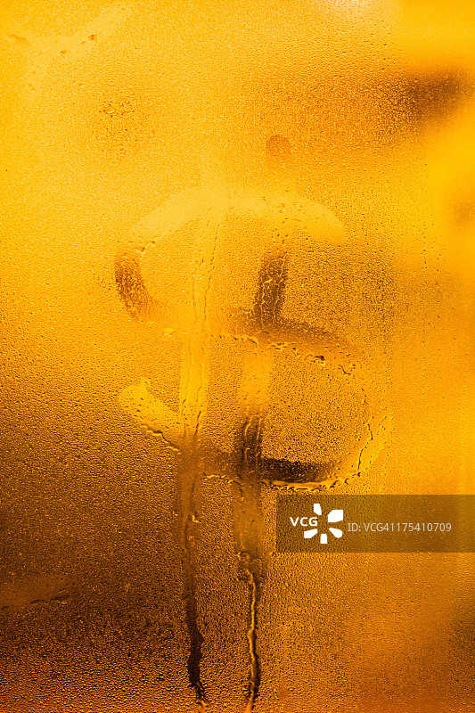 草地水滴上的美元符号图片素材