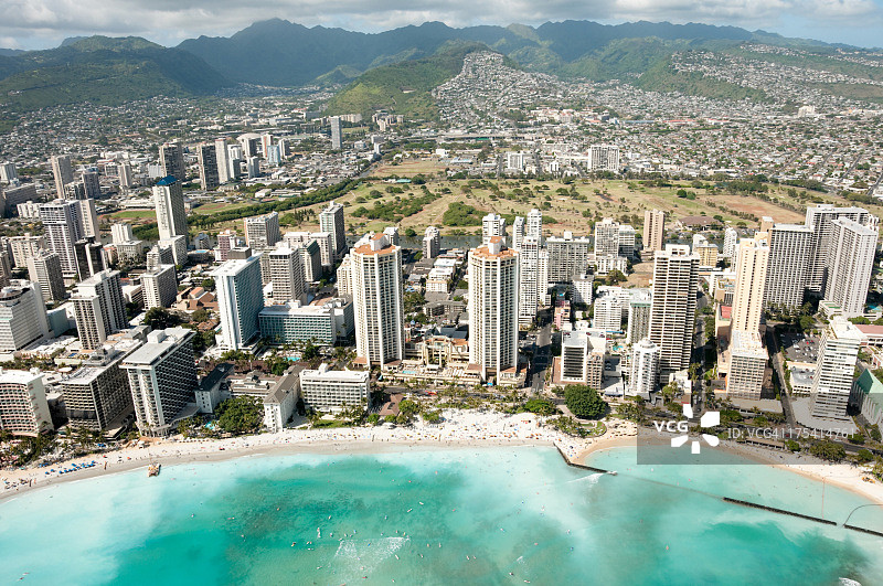 从直升机拍摄的火奴鲁鲁天际线和威基基海滩图片素材