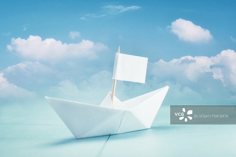 蓝天白云下的纸船图片素材