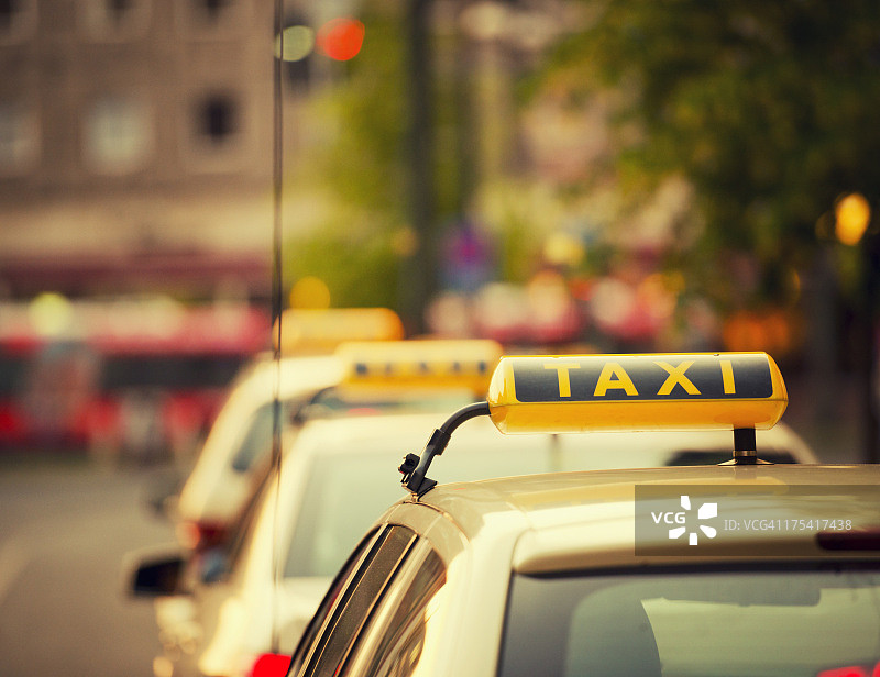 德国柏林排队等候的出租车图片素材