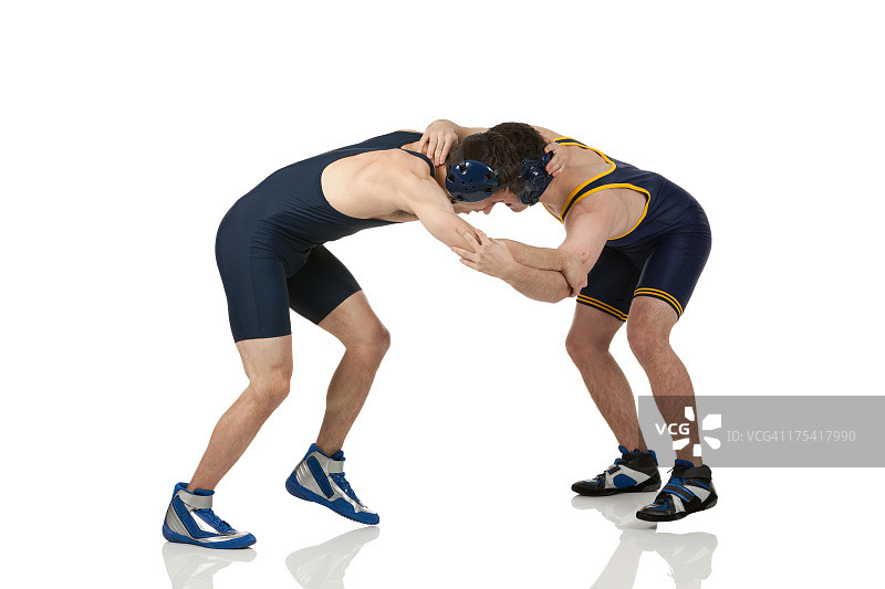 两个男人摔跤的侧面照图片素材