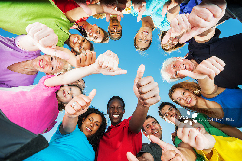 蓝天下人群围成一圈图片素材